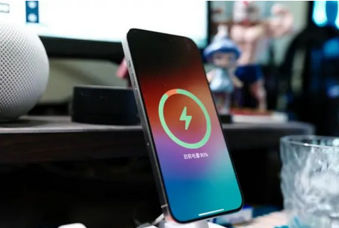 利辛苹果15换屏服务分享用什么充电器给iPhone15充电更好 